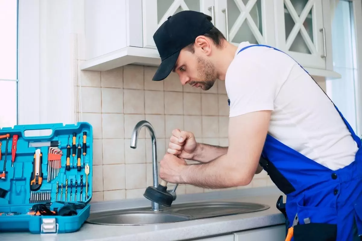 Profissional da AGL Desentupidora realizando serviço